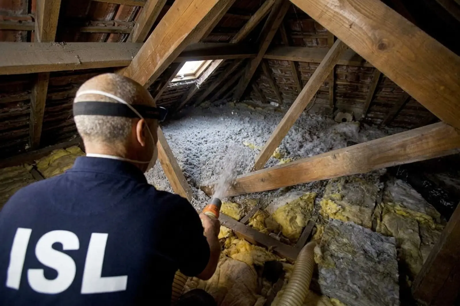 Isolation des combles perdus à Aubervilliers : soufflage ou déroulé, quelle technique retenir — ISL Aubervilliers Isolation des combles perdus à Aubervilliers : soufflage ou déroulé, quelle technique retenir — ISL Aubervilliers